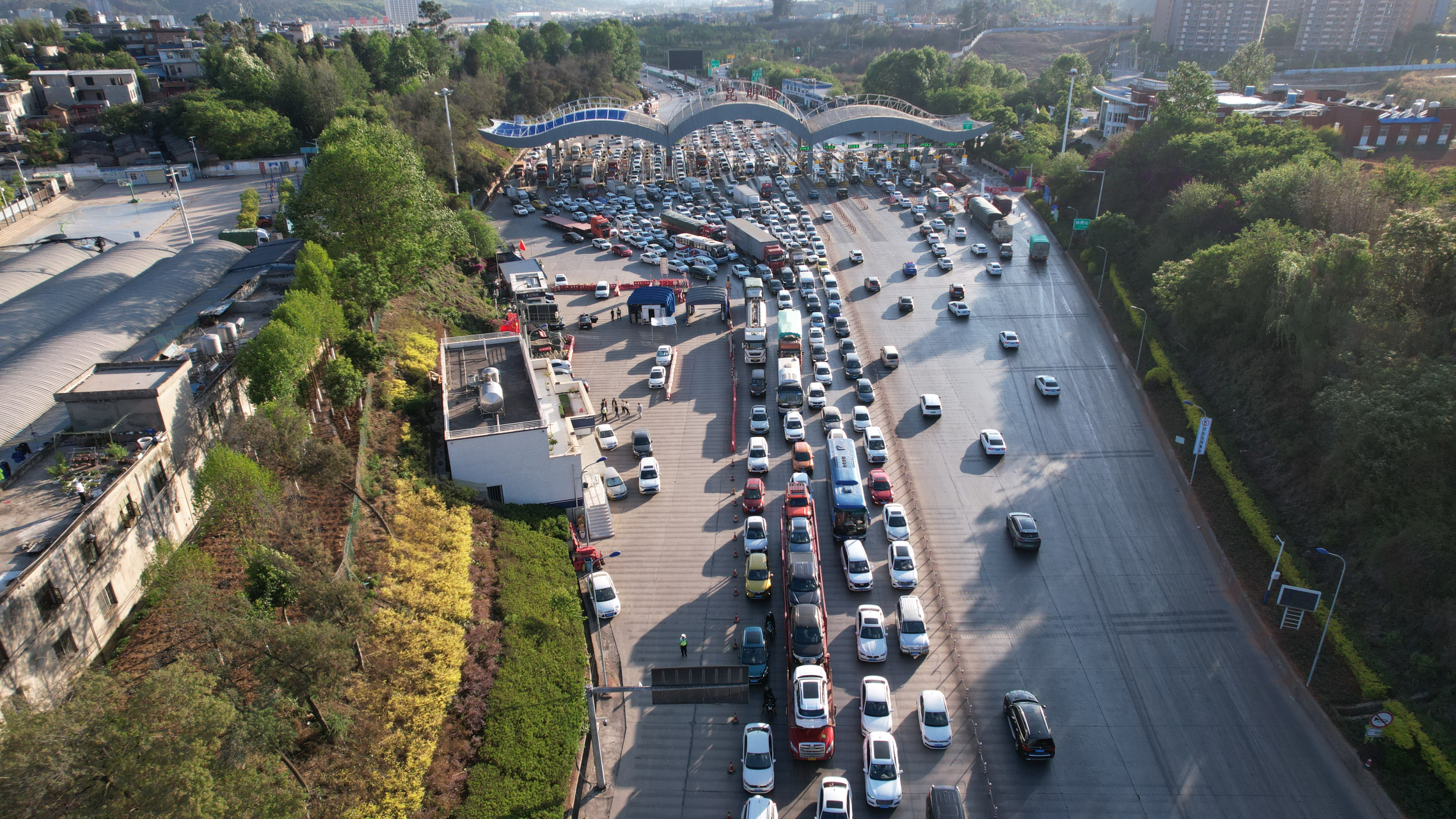 据统计,五一假期期间,仅昆明西收费站的车流量就达到了20万辆次,日均