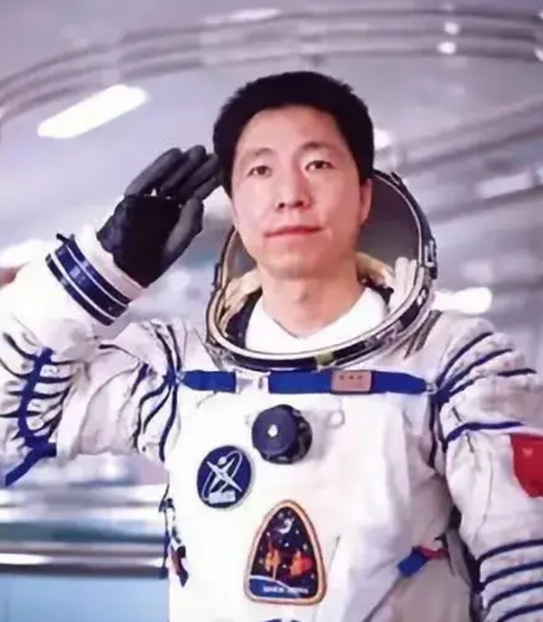 中国航天第一人——杨利伟(神州五号)  杨利伟,男,汉族,身高1.