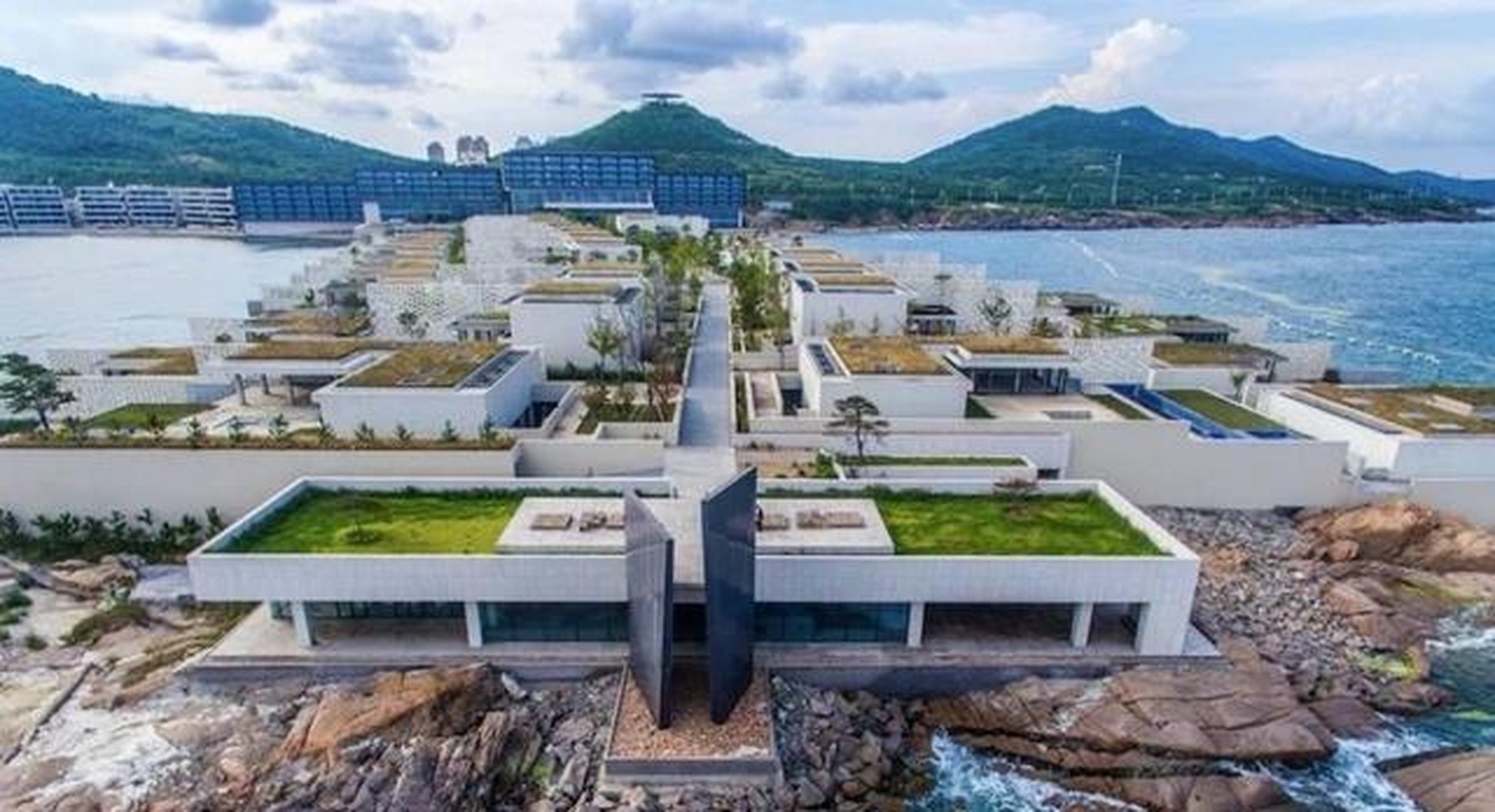 据有关媒体报道,范冰冰位于山东青岛海边别墅涵碧楼建筑群中价值上