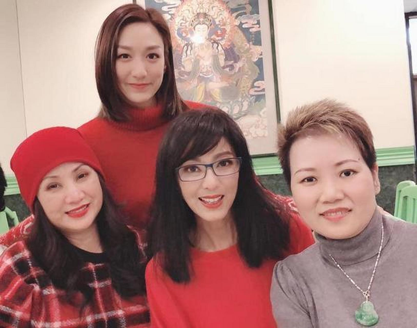 香港演员周秀兰生活照,她今年已经59岁