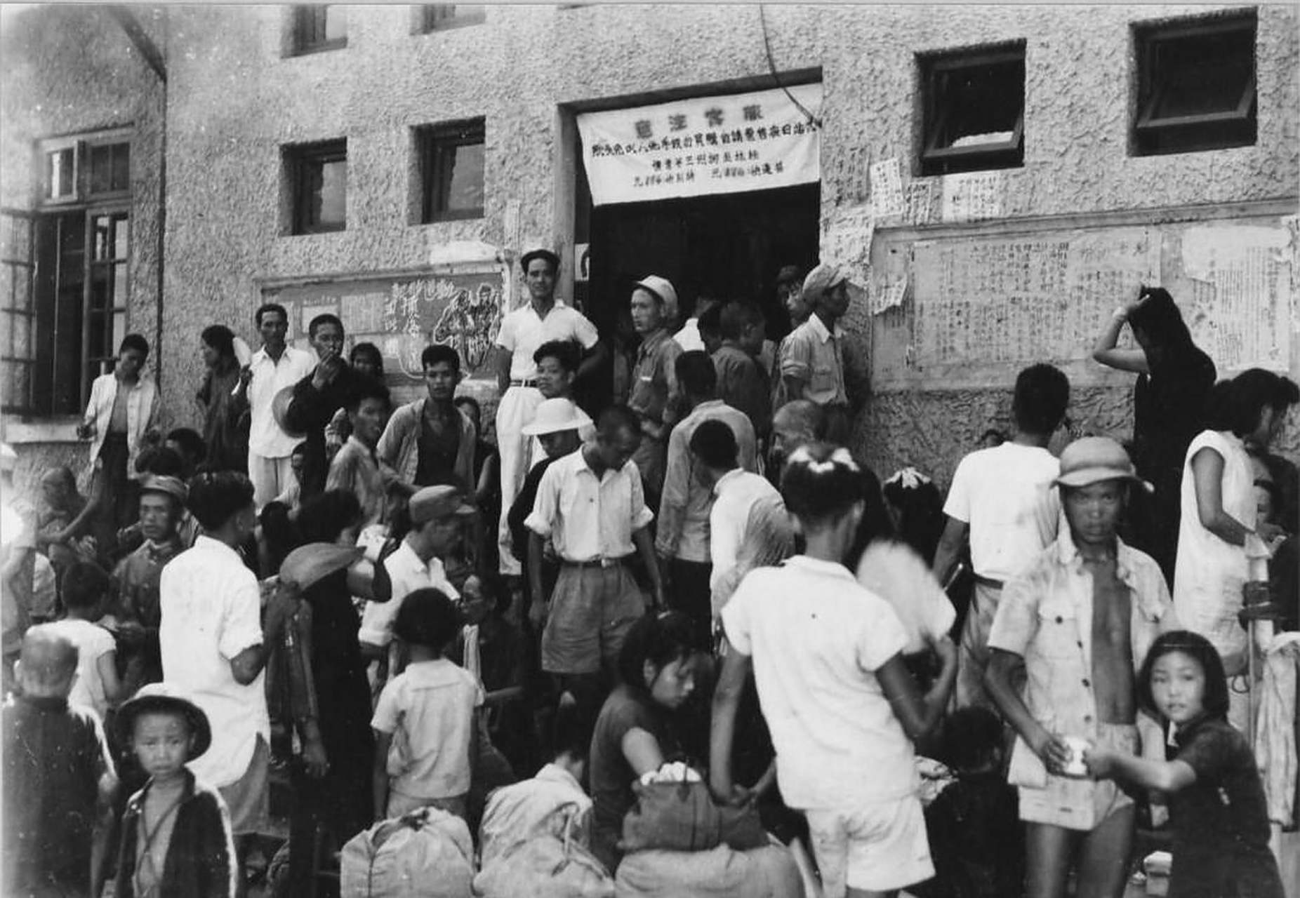 1944年,在广西桂林,随着战火的蔓延,大批中国平民在离开广西桂林市之