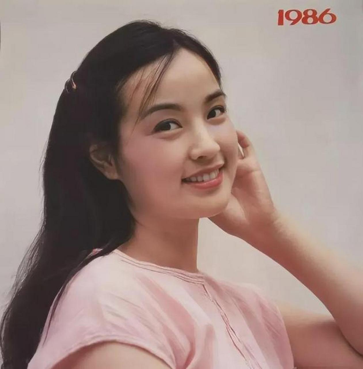 照片拍摄于1986年,拍摄对象是国家级演员刘晓庆