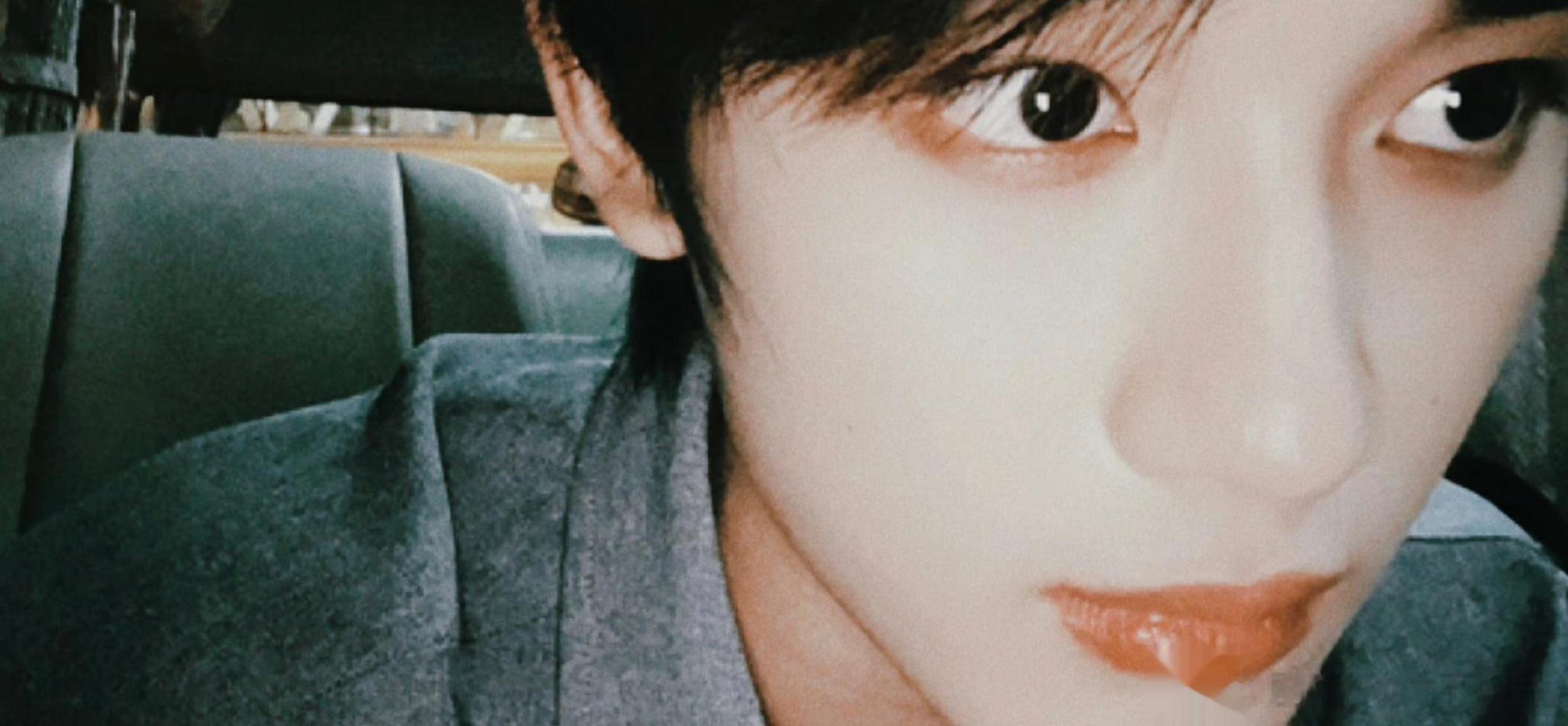 丁程鑫蓝色的天空随拍# 丁程鑫胶片风怼脸自拍,新鲜的小丁,怼脸和