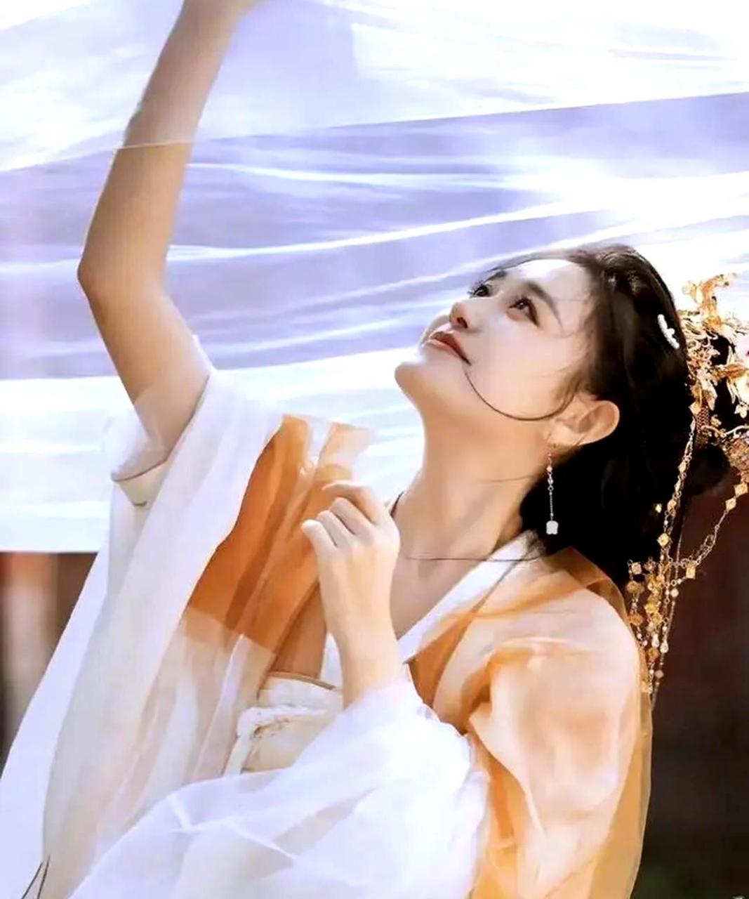 蒋依依的古装造型美得让人难以抗拒,说实话,我很久没见过这么可爱的