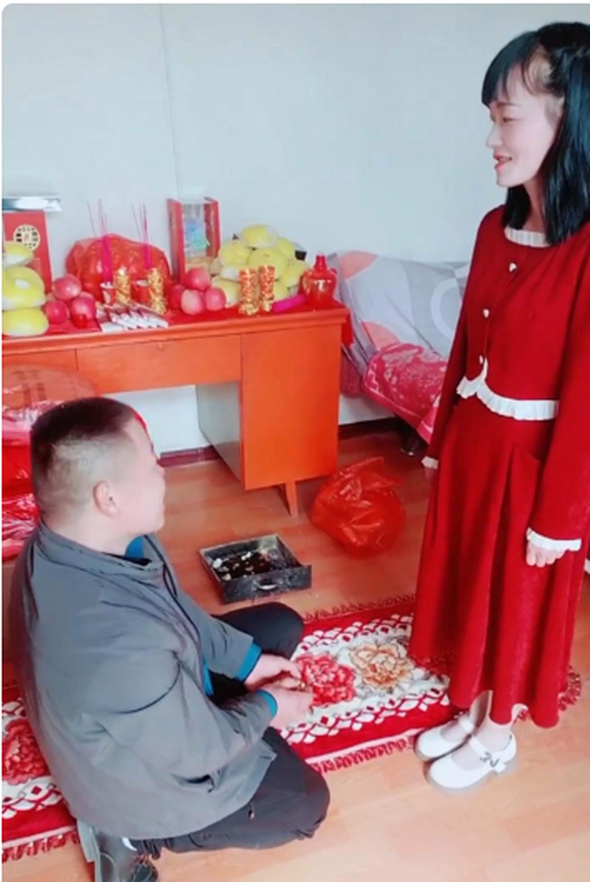 网友:求婚不是单膝跪地吗?男方怎么双膝着地了!