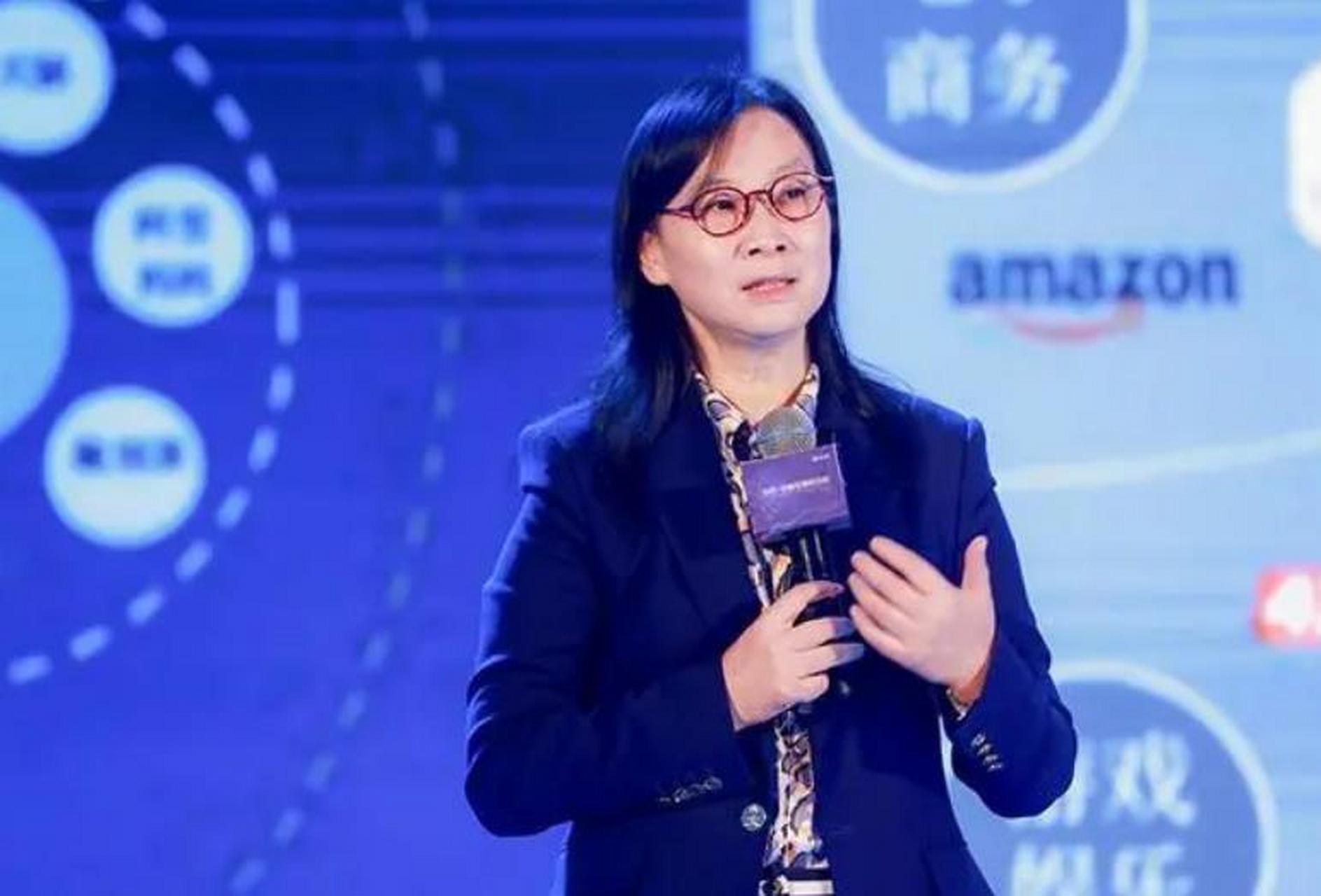 2016年,华为任正非不顾华为高管的反对,执意开车接北大女教授陈春花