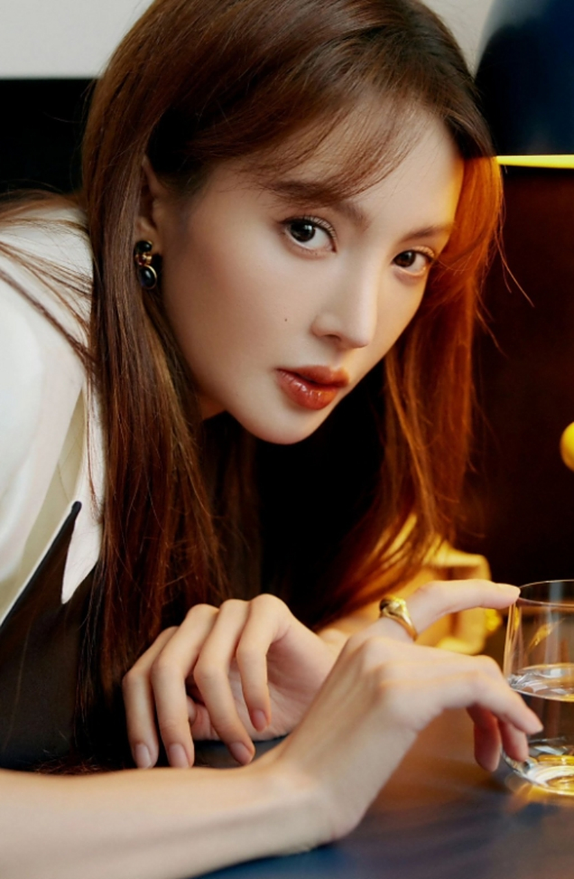 五官精致立体,肤白貌美大长腿的#金晨# 纤瘦高挑的身材,性感妖娆的