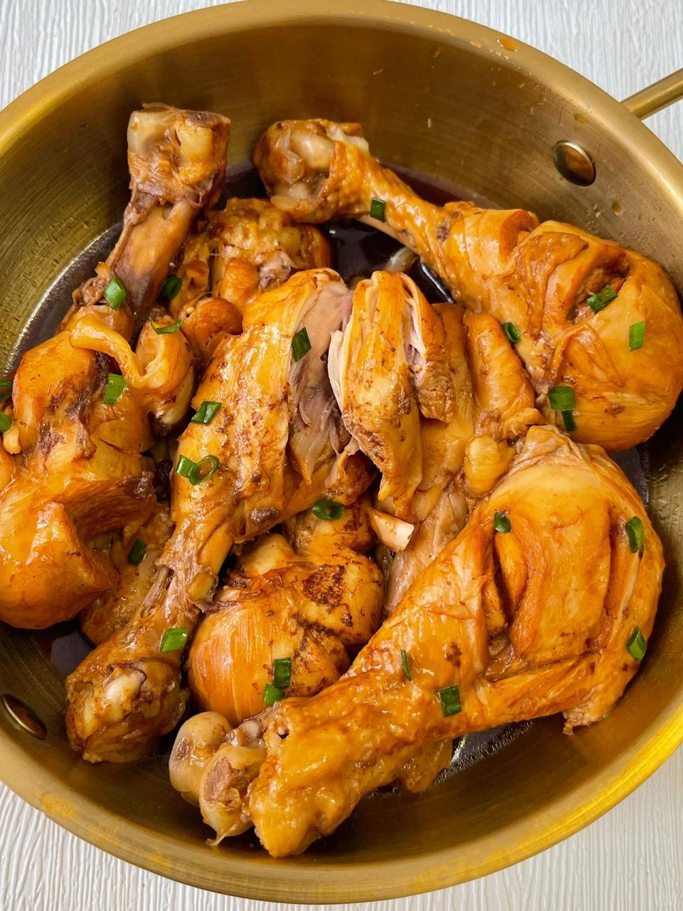 电饭煲卤鸡腿是我觉得比较简单的烹饪方式了,加上一些调料,一锅炖熟