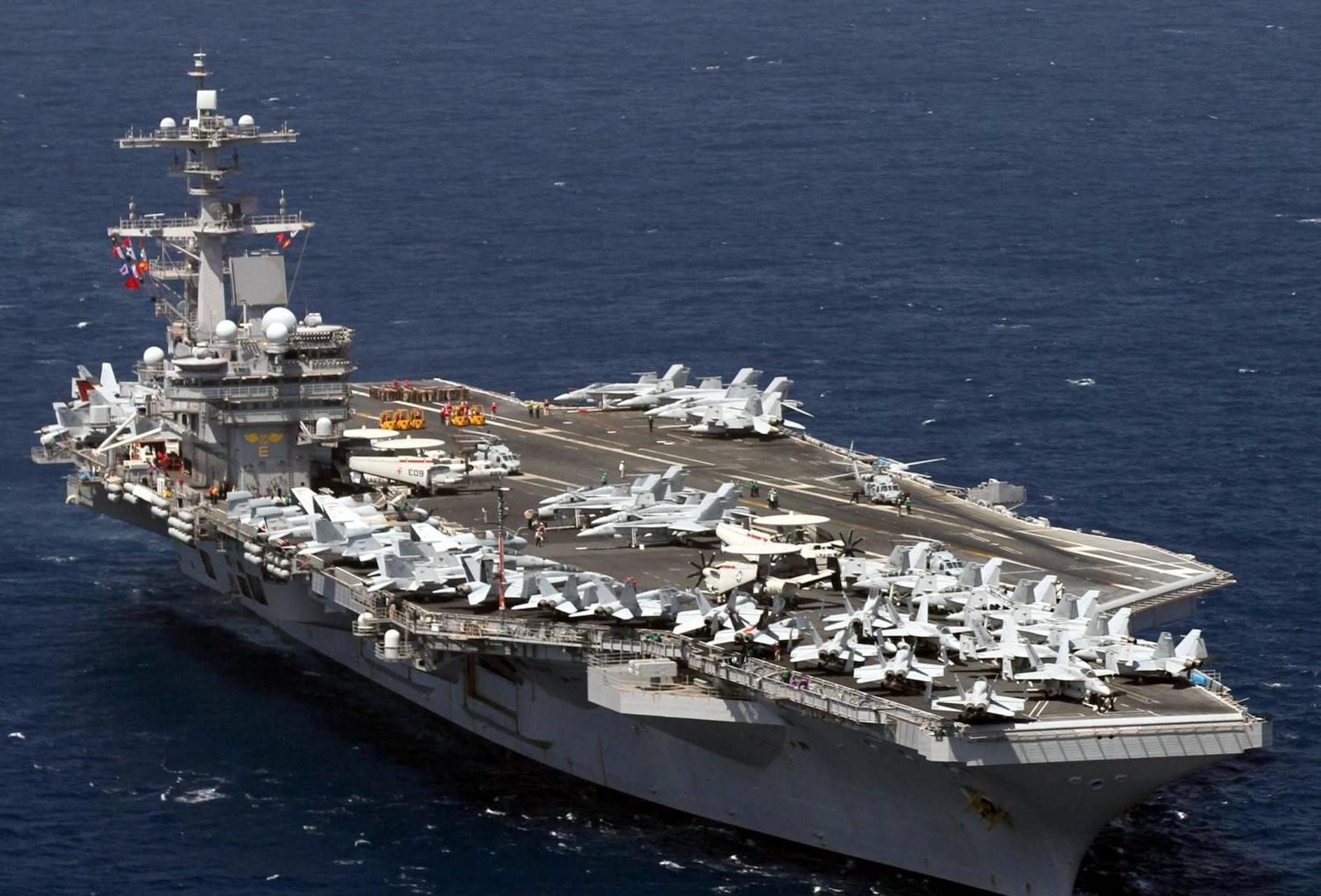 中美航母同时现身西太,美军"尼米兹"号距台仅400海里,中国军舰旁边走