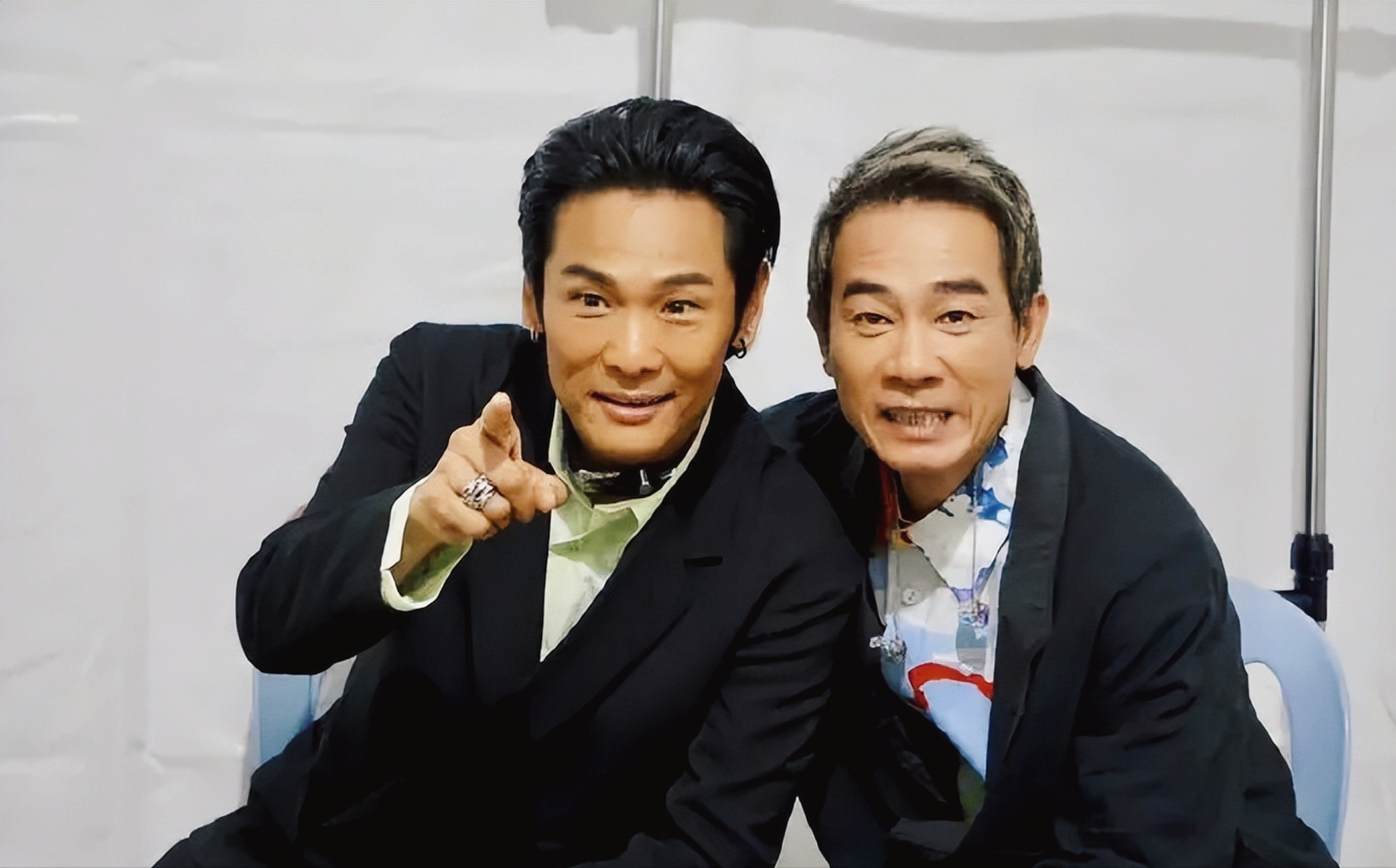 陈小春搂着杜德伟的肩膀问李承铉:"猜猜我们以前是什么关系?