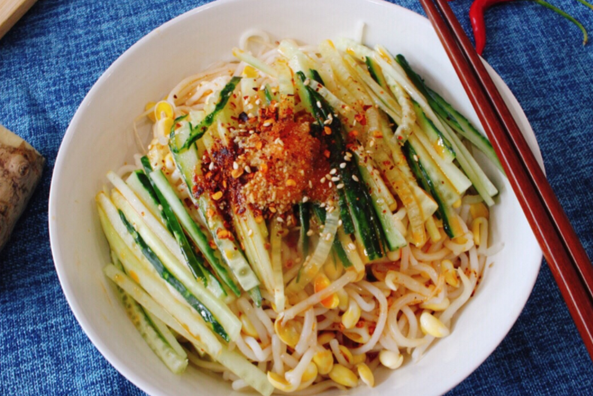 重逢巴蜀# 四川红油凉面,作为著名的四川小吃之一,以其独特的红油挝 