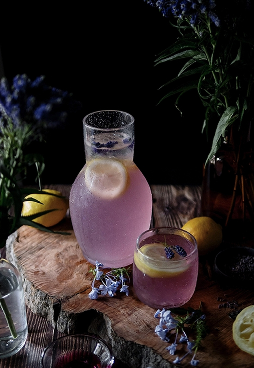 夏日清凉饮品:薰衣草柠檬水99 浅紫色的糖水在透明玻璃瓶里转着圆圈