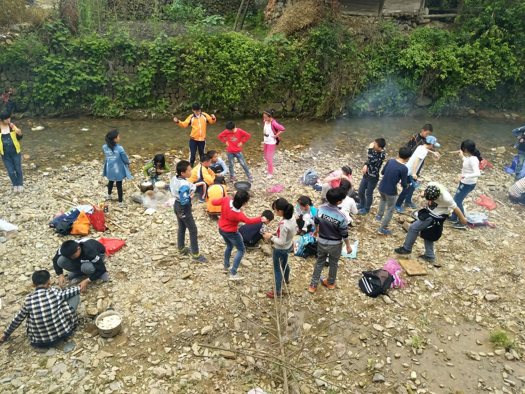 近日网上纷纷报道"小学生背着"锅碗瓢盆"去春游"这真是回忆,小编认为