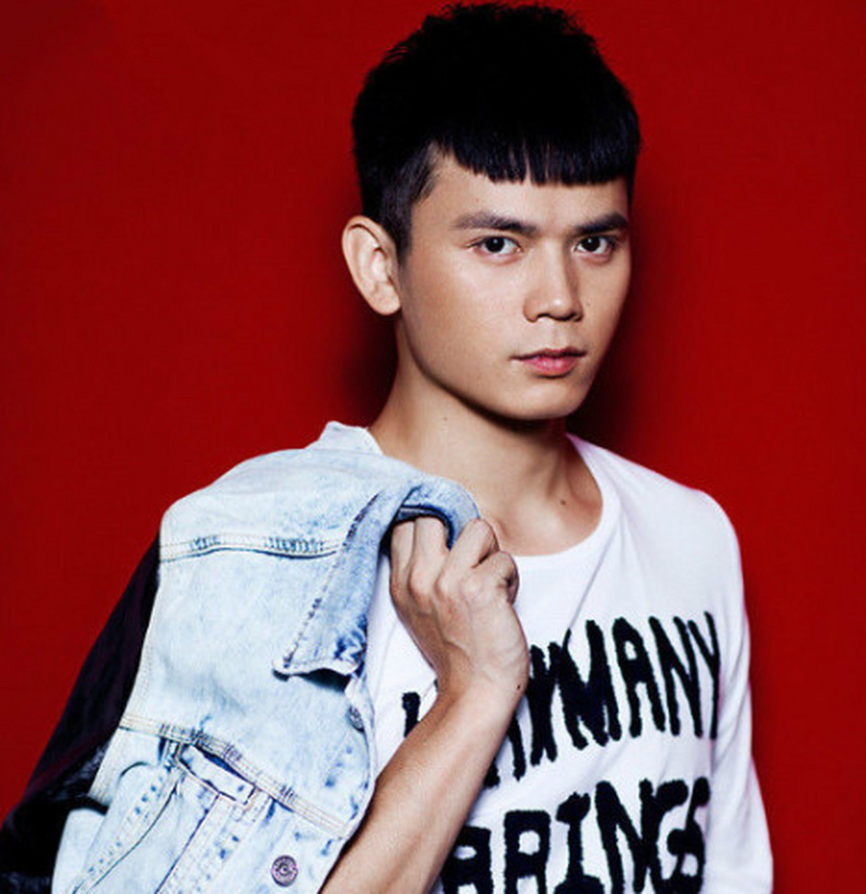 明星娱乐新资讯# #星闻快资讯# 中国好声音第二季亚军张恒远因患黑