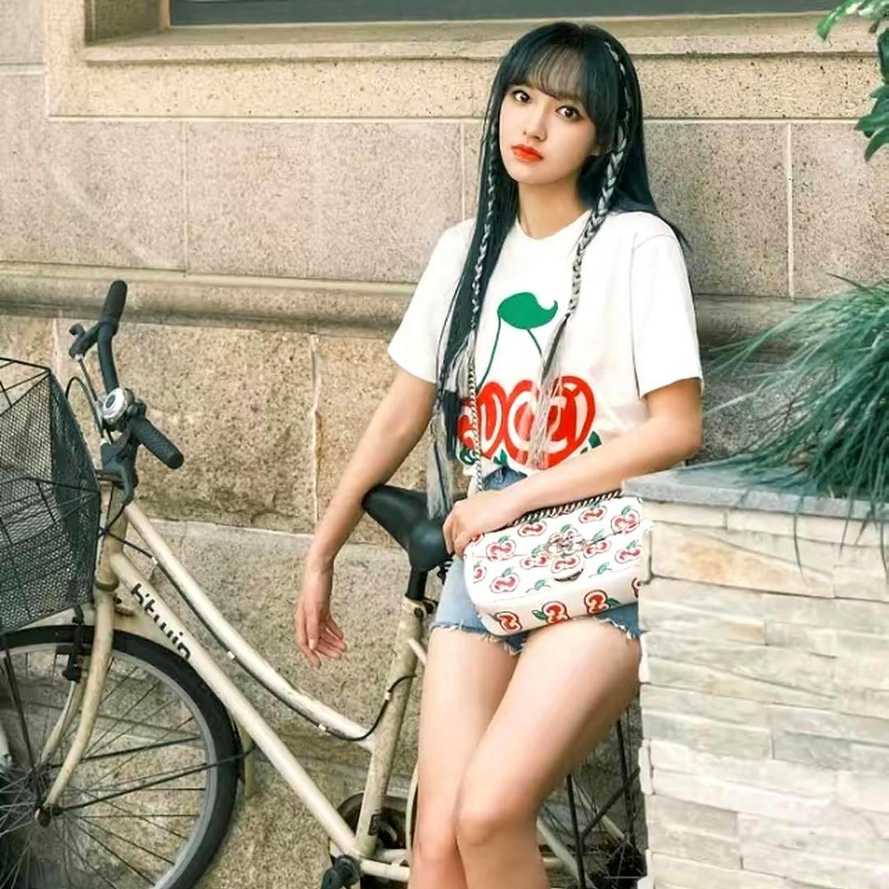 程潇穿着"车厘子"6厘米牛仔裤搭配白色短袖,再次展现出麻花少女的风采