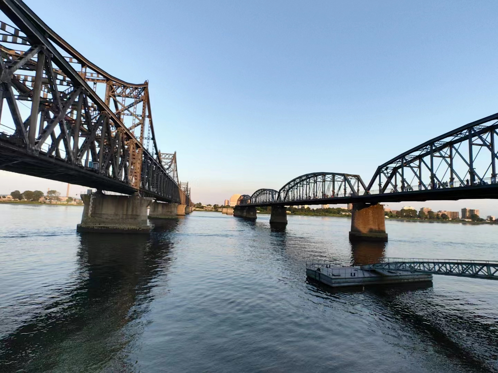 鸭绿江风景名胜区位于丹东境内鸭绿江下游的浑江口至江海分界处的沿江