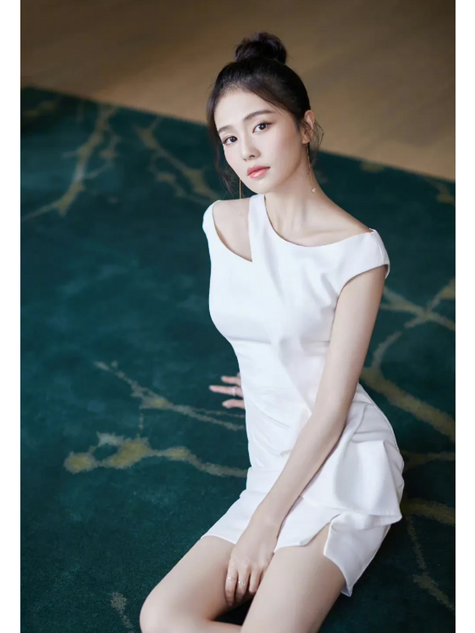 白鹿穿白裙子 这次白鹿穿搭搭白色裙子真是优雅又好看,修身设计特别显