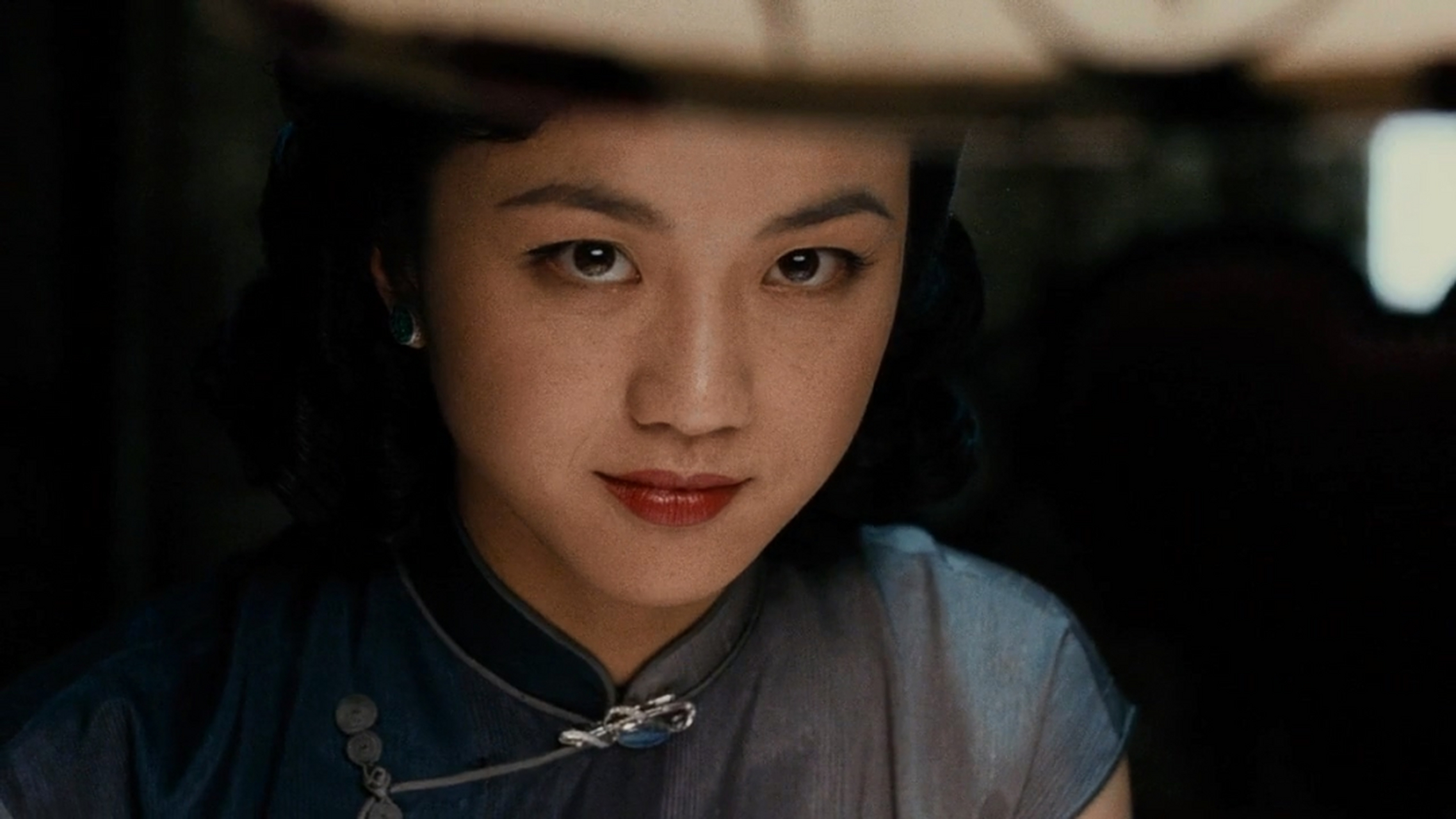 不得不说,57岁的巩俐休闲自在难掩强大气场,和丈夫牵手同行,实在太美.