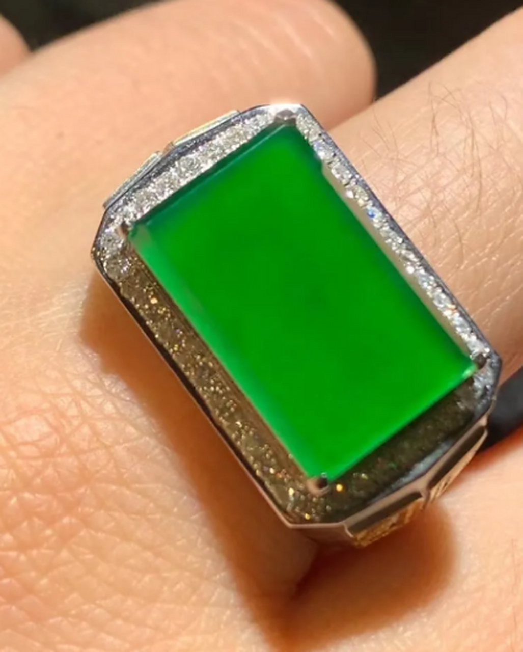 点击头像看直播##翡翠#老种辣绿男士马鞍戒,种色兼备 纯净完美