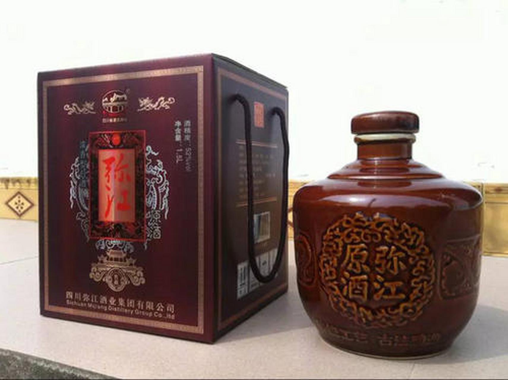 稻香村酒采用泸州老窖传统工艺,以高粱为原料,糠壳为辅料,小麦制曲,续