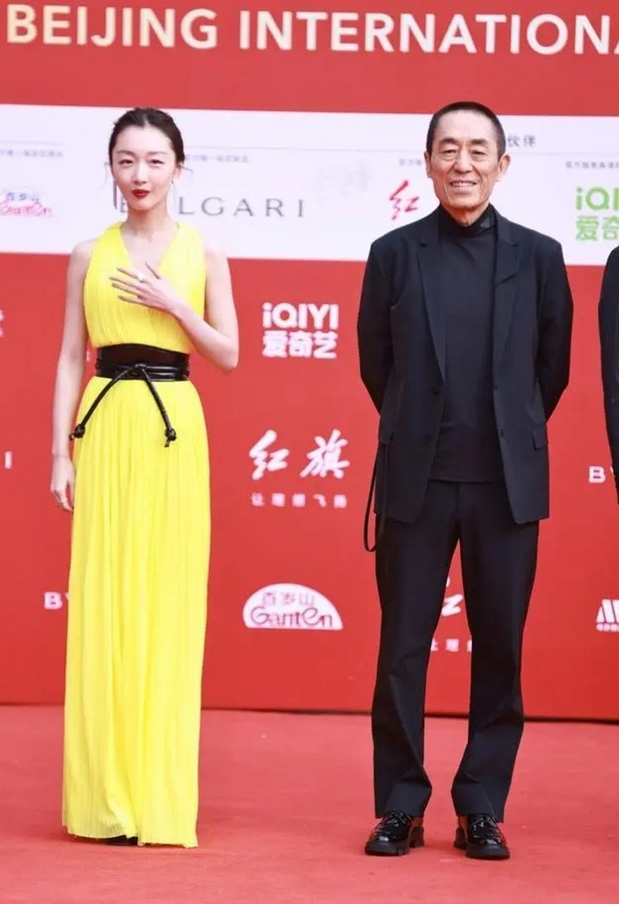 31岁周冬雨和73岁张艺谋比肩当评委  周冬雨的演技这么好吗?