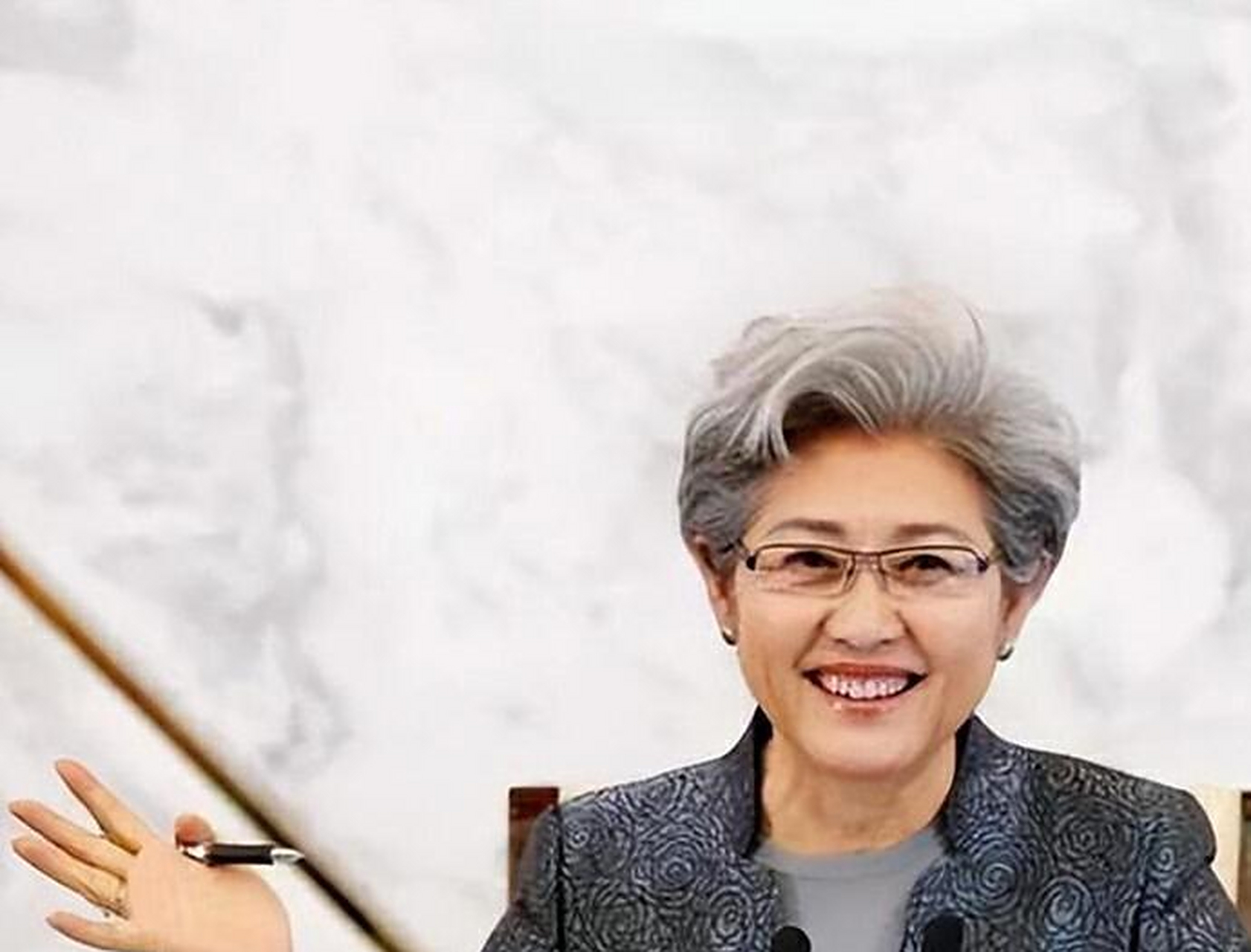 傅莹亲身示范西服要合身,旗袍不要短,70岁也能优雅高级