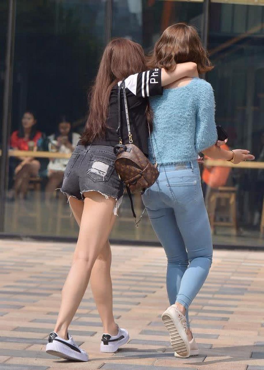 街拍牛仔热裤姐妹,高挑身材很诱惑,细长裸腿太迷人