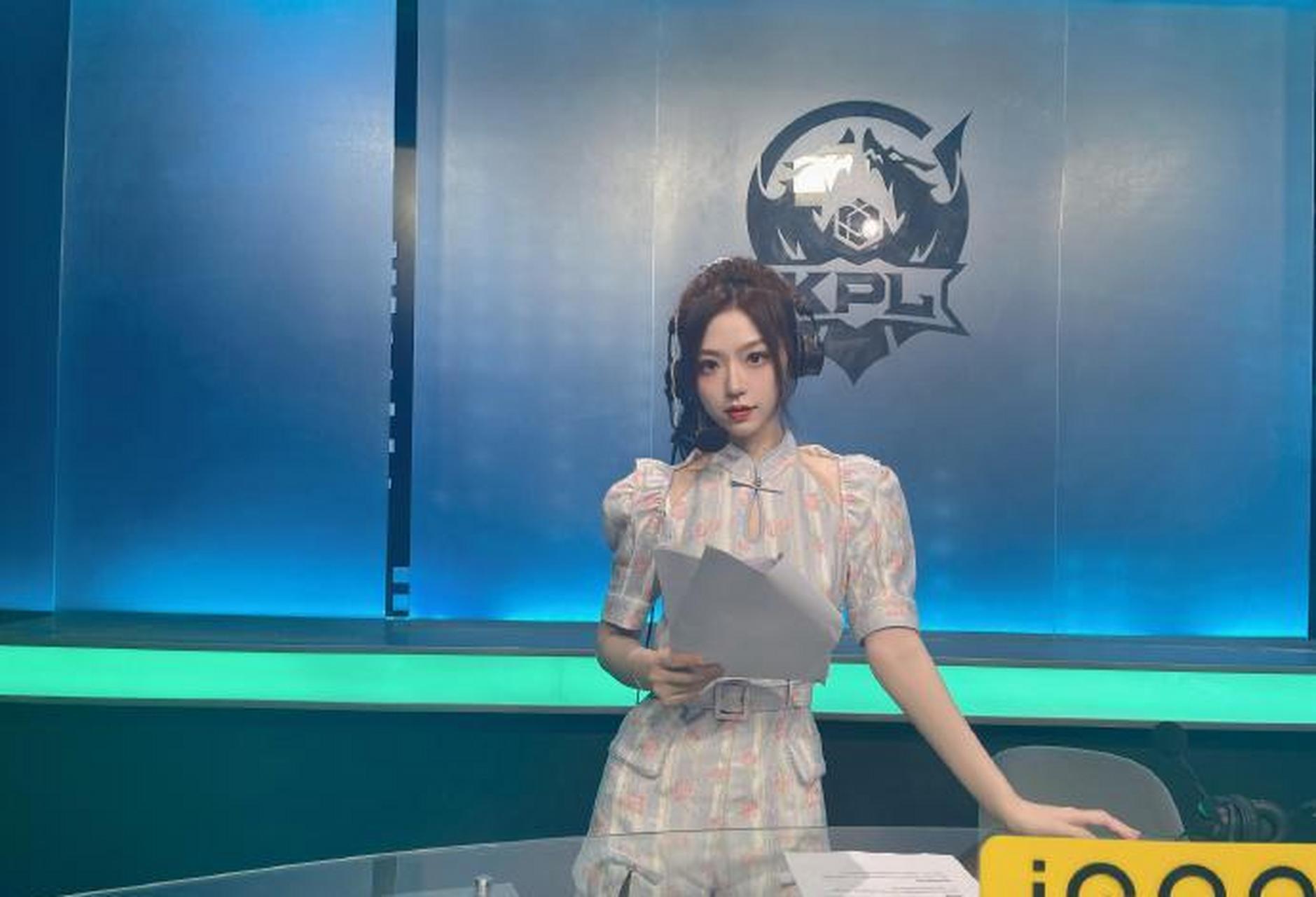 美女解说天云迷人美照欣赏,自拍好可爱啊