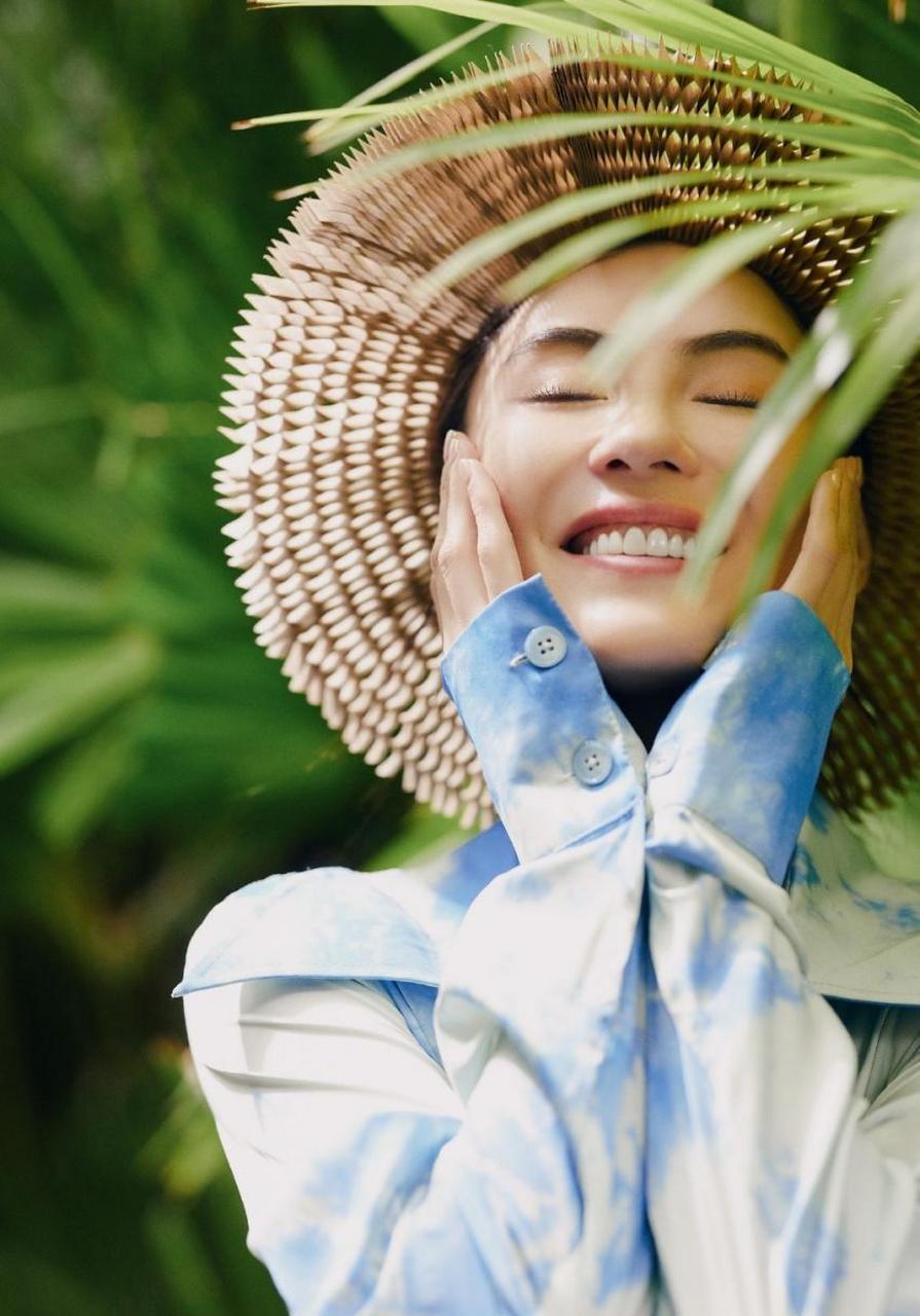 张柏芝晒春游照,春光烂漫时时适合去春游~张柏芝头戴草帽手捧雏菊笑得