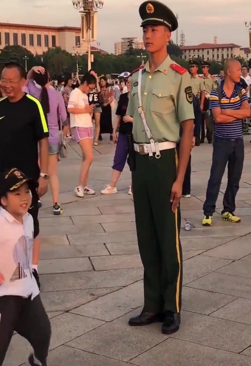 国旗护卫队站岗时,竟然发生了这样一幕,这是谁家的熊孩子!