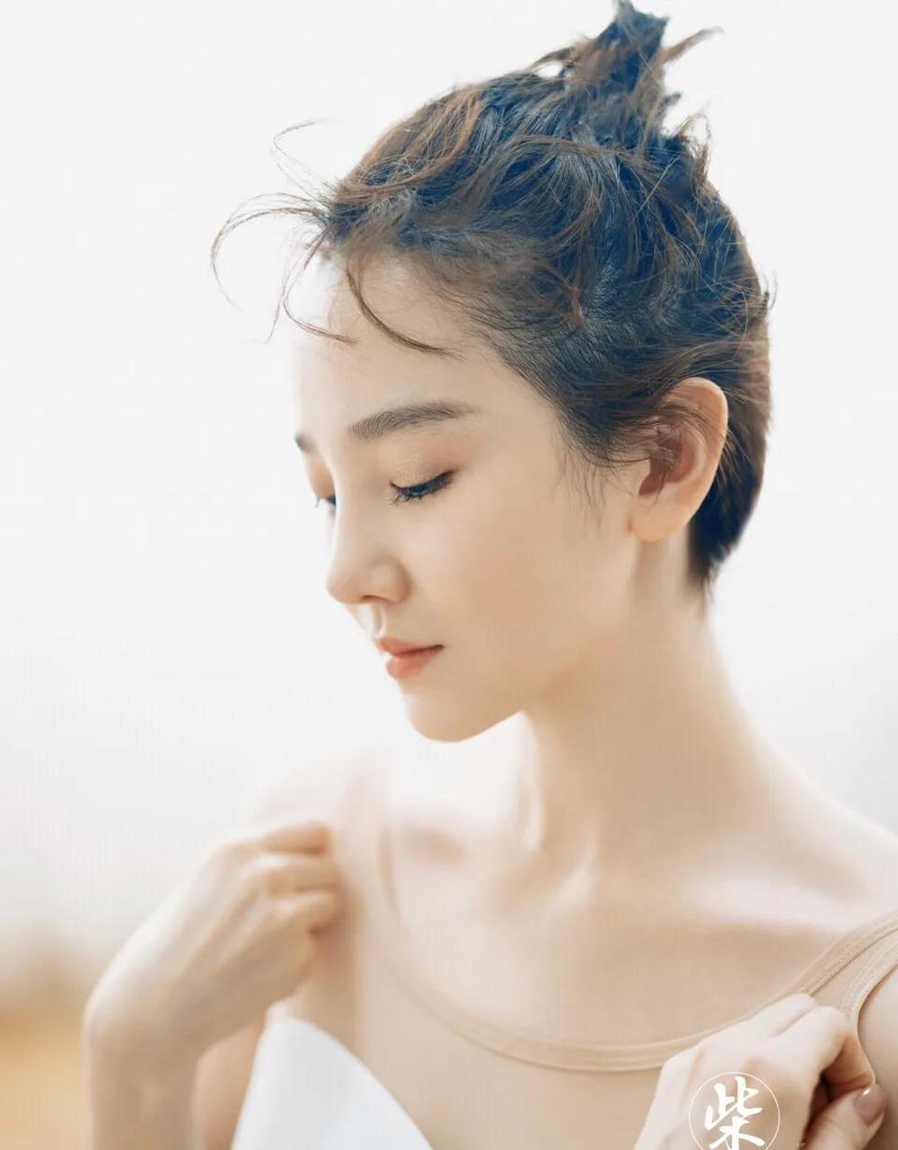 gif创作人#  北京姑娘曾一萱跟她的闺蜜照,这个清新靓丽的苗族姑娘