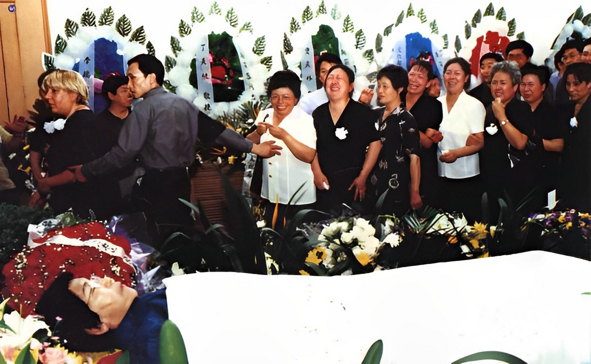 这张照片是2000年,赵丽蓉·老师去世后的遗体,镜头中她躺在灵堂中央,