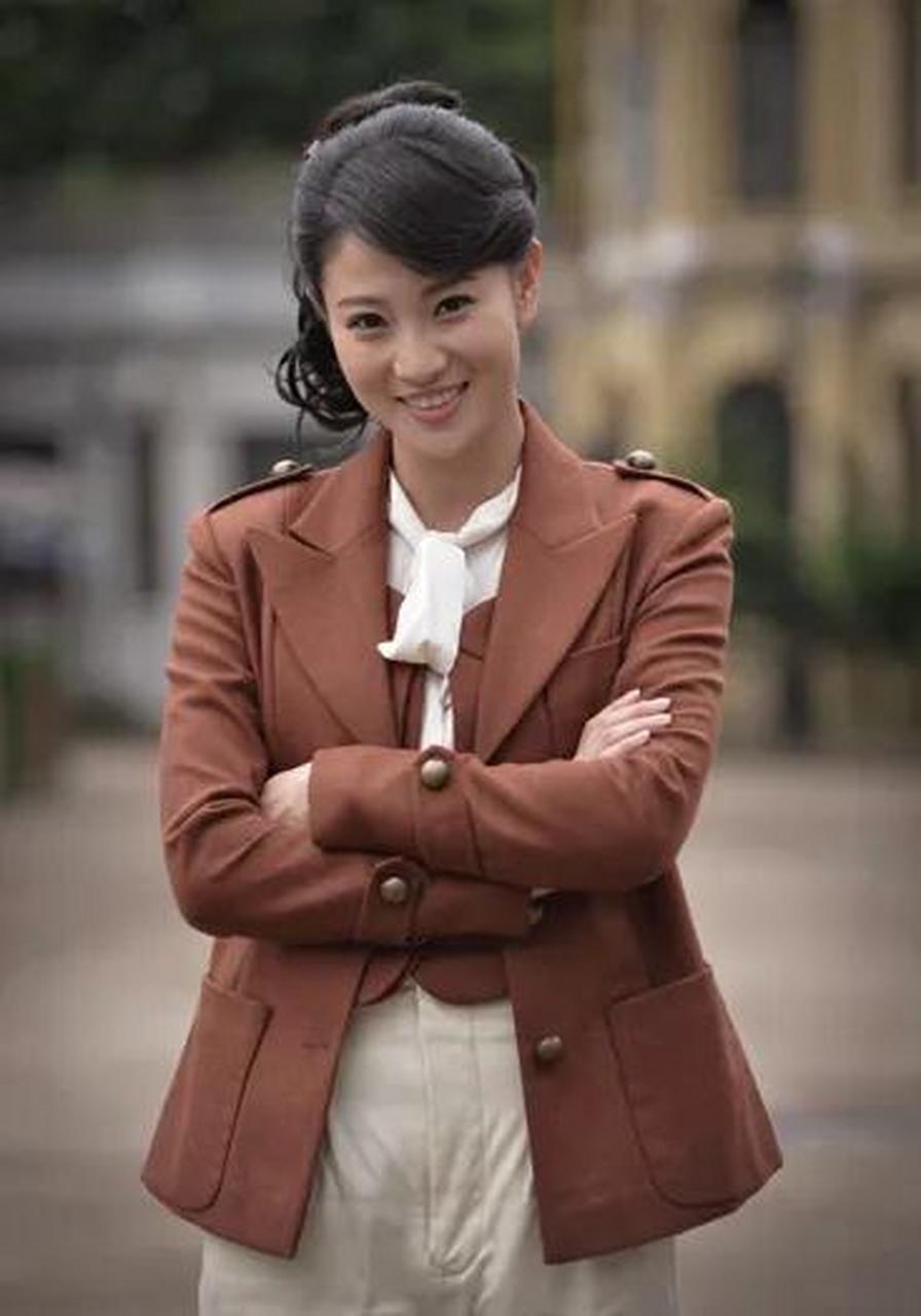 侯梦莎,身高169cm,体重50kg,身材高挑苗条,性感妩媚,活波可爱,动作