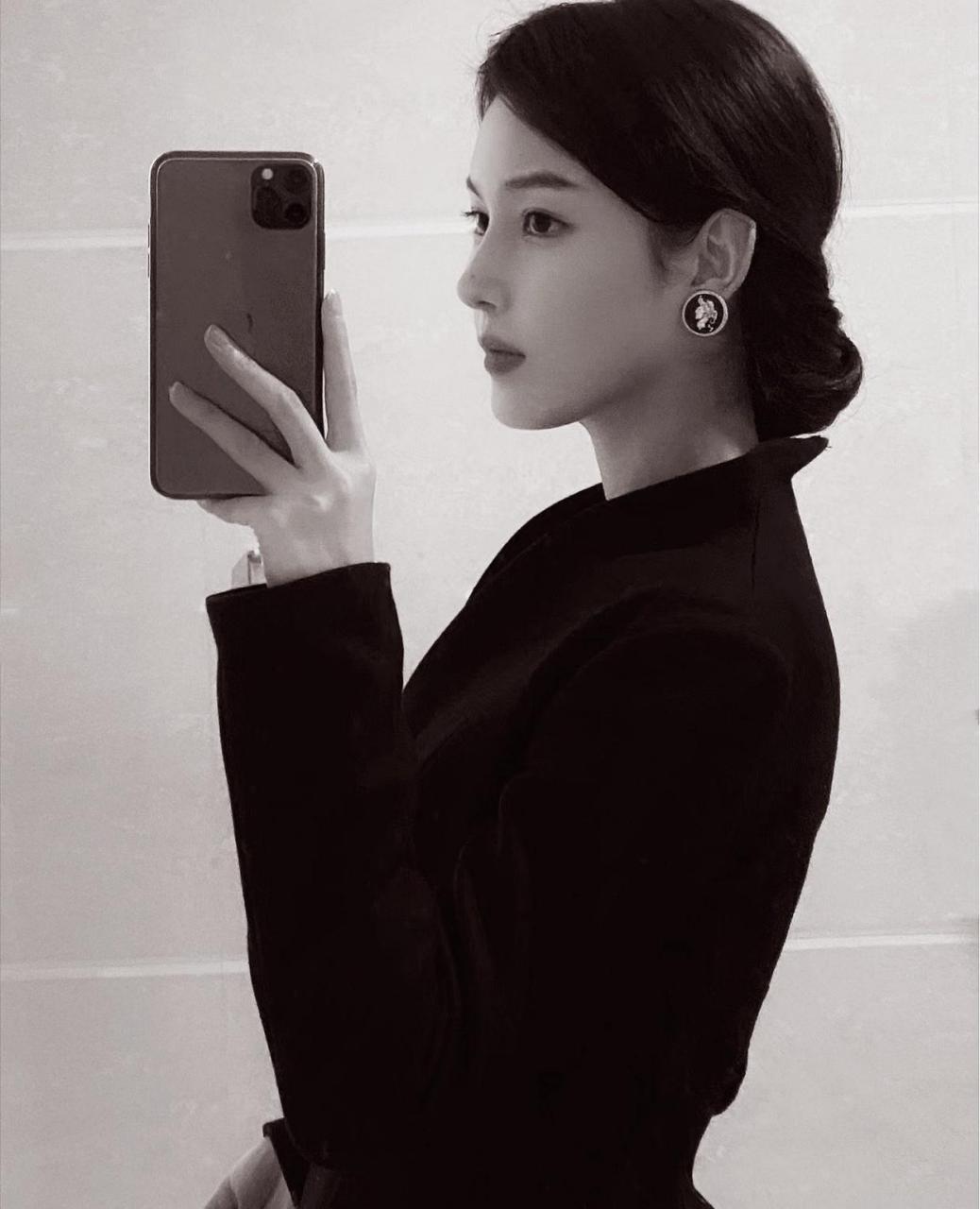 喜欢拍职场冷峻风自拍的女同事其实私底下很喜欢让我陪她逛街