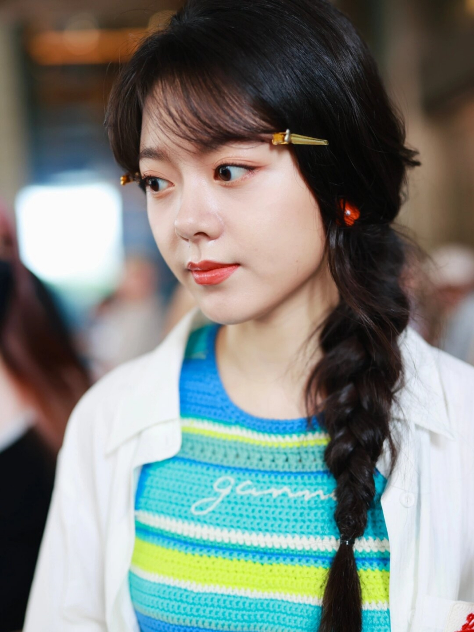 赵今麦换上清纯甜美的发型啦  赵今麦前往录制《你好星期六》的路透