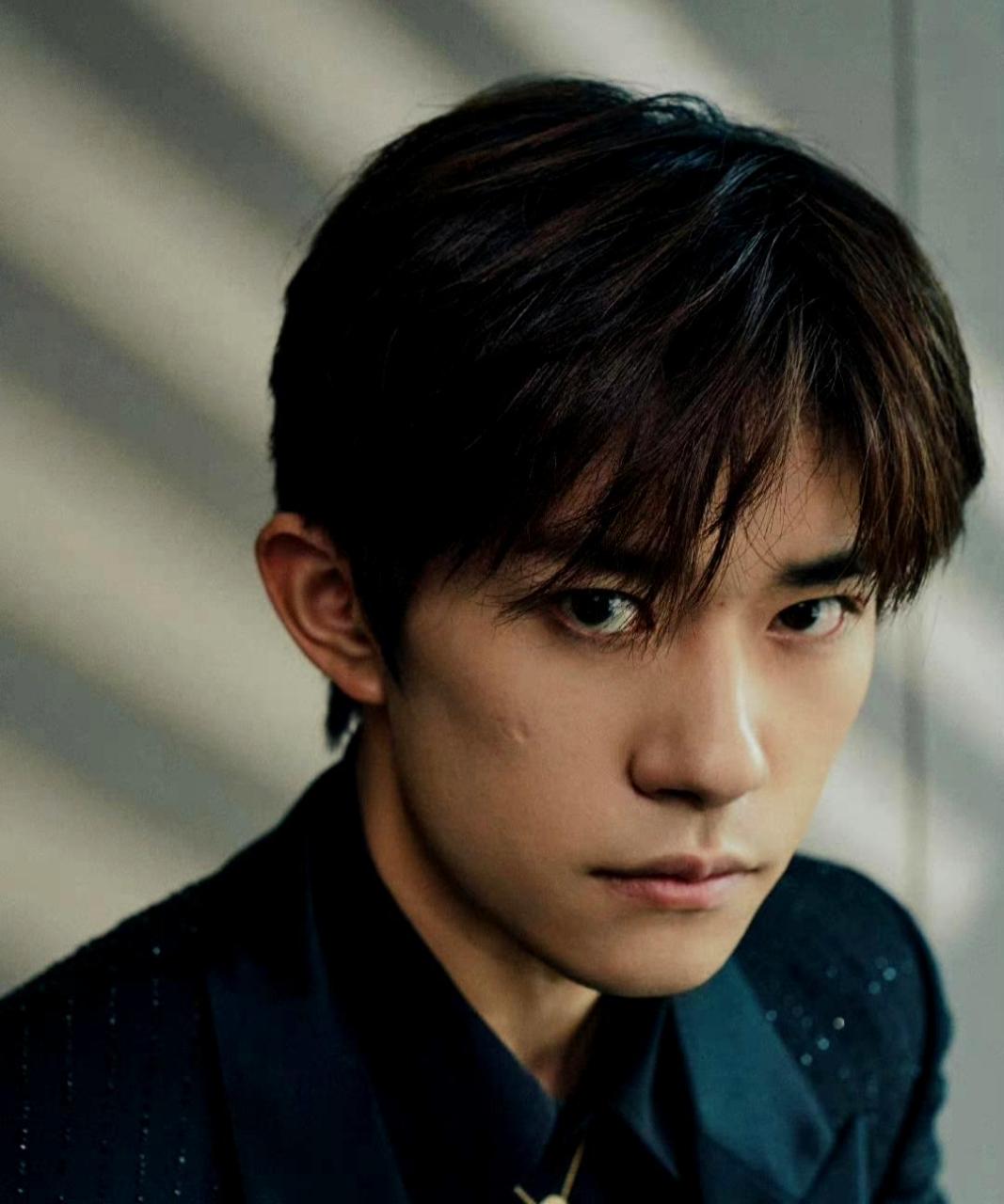 易烊千玺从拍戏结束后参加活动,眼神坚定,侧脸下颌线优美,身材瘦了