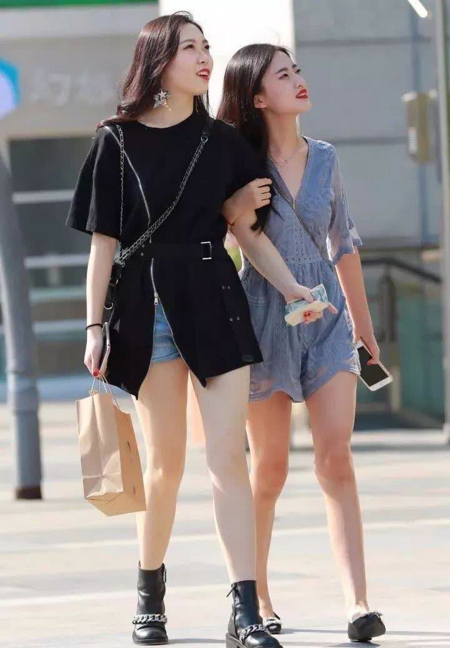 街拍白皙丰腴大长腿时尚牛仔热裤女郎