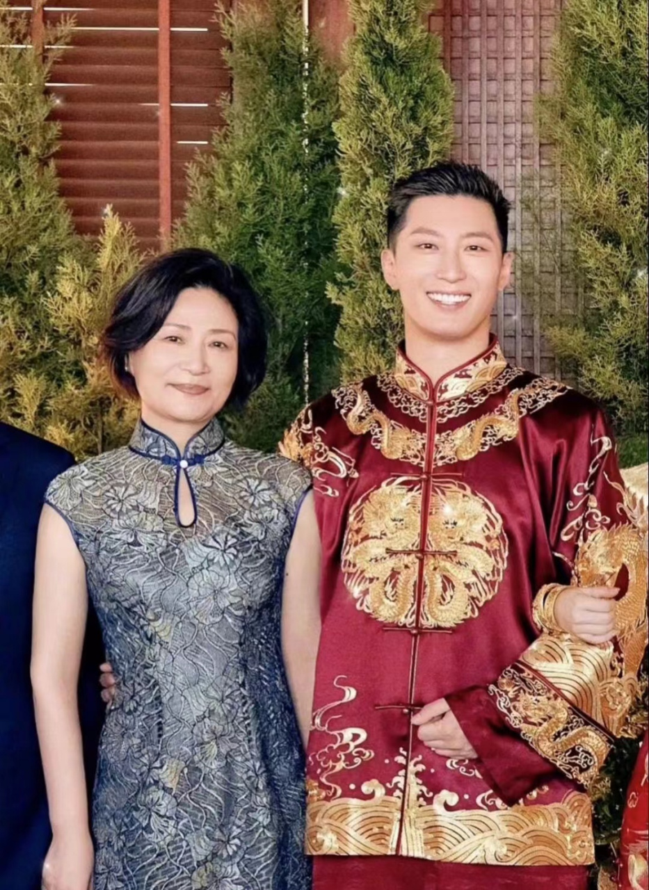 窦骁妈妈温柔知性优雅,神态像极了林青霞