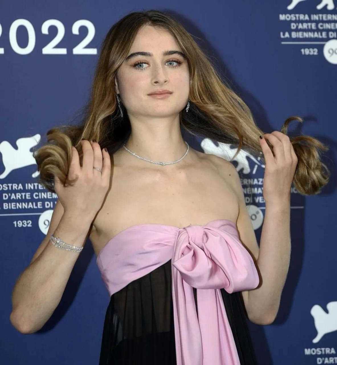 颜值不够,衣服来凑,长残了的拉菲·卡西迪,长成了方脸.