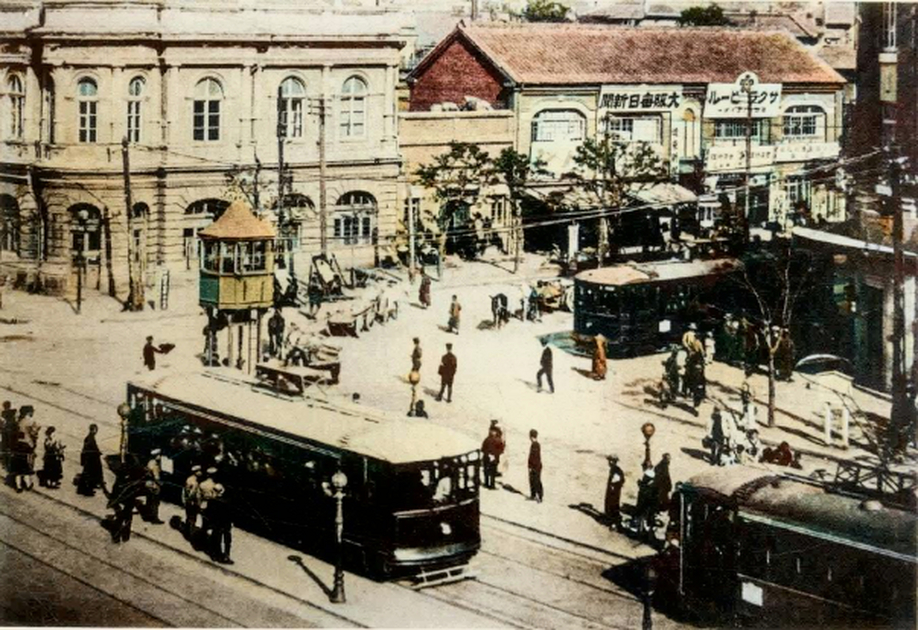 历史老照片#  街头之上,有轨电车停靠在路旁,人们正准备上下电车,不