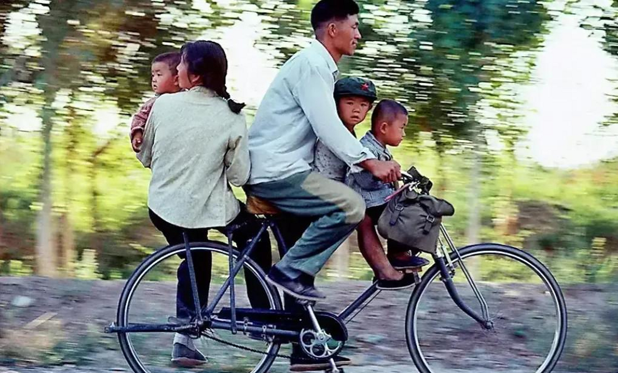 1970年代,家父骑着"二八大杠"驮着全家去兜风,长大后再回忆此刻,一定