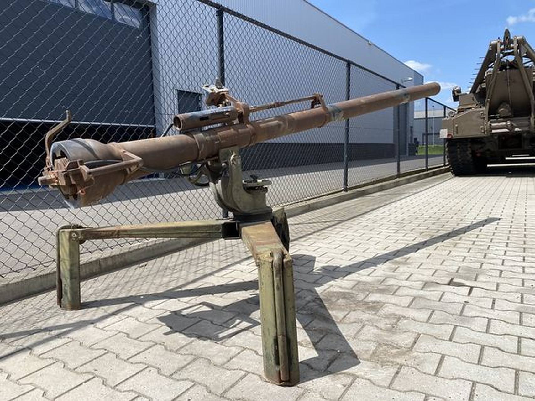 外国民间出售m40a1无后座力炮,是一种便携式,班组操作使用的105毫米无