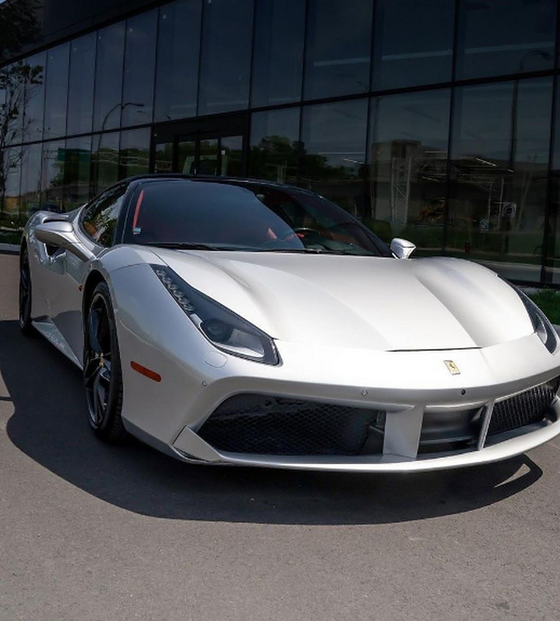 法拉利488 gtb,中置后驱性能跑车  法拉利488 gtb,作为一款中置后驱