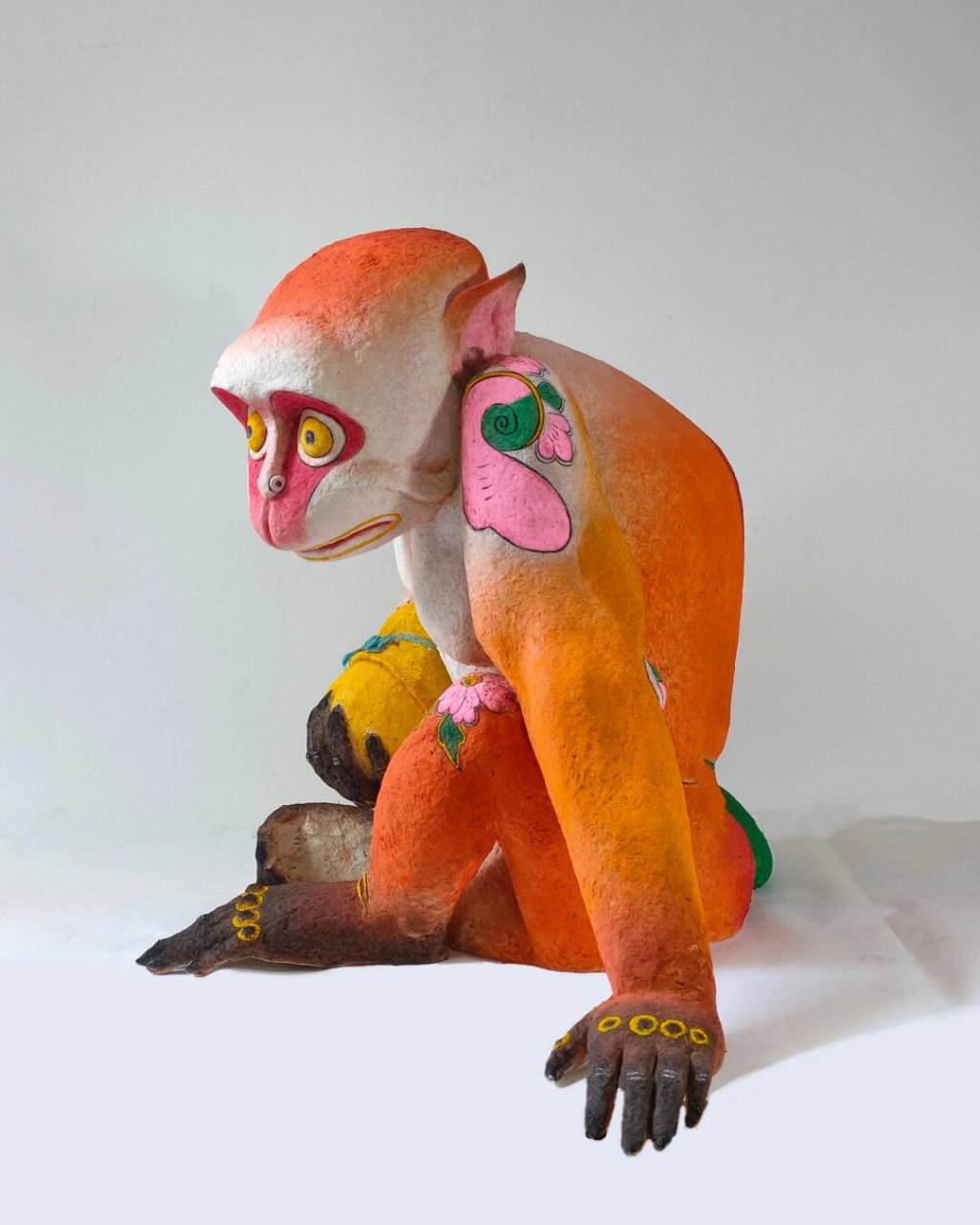 纸浆的雕塑  纸浆猴子雕塑,尺寸为73厘米 x 47厘米 x 50厘米,采用纸浆