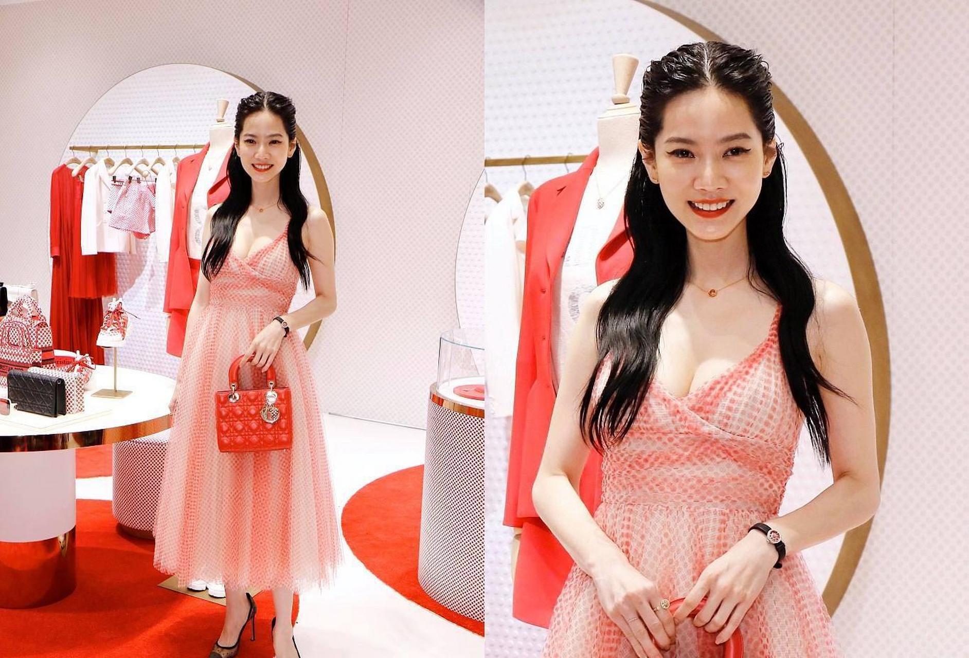 被曝怀孕后曾之乔现身,穿粉色吊带格纹裙出镜,配长发少女感十足