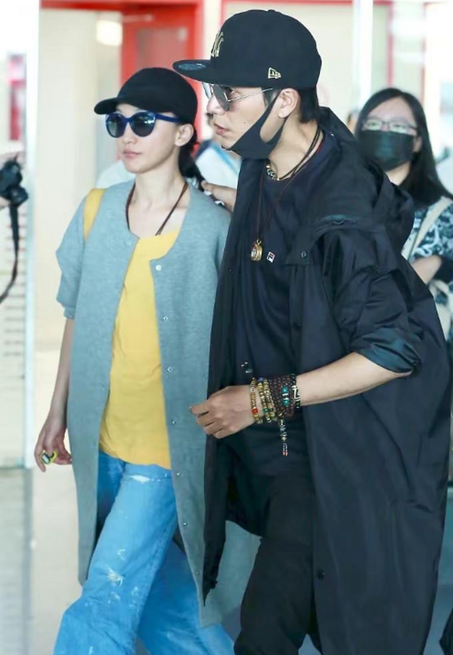 [火焰]陈坤和周迅现身机场,两人同框不是夫妻胜似夫妻,年龄相当又般配