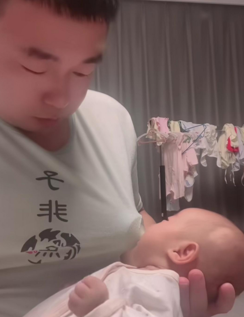 奶爸带娃喂奶有妙招,不信你看!