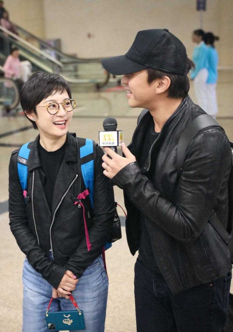 邓超孙俪一起现身机场,准备参加23号的金鸡奖闭幕式颁奖典礼.