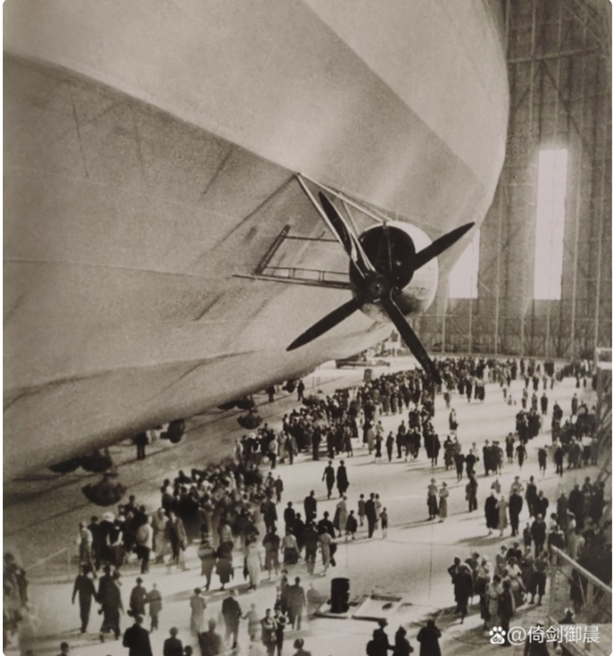 lz129"兴登堡"号被放置在德国法兰克福市的飞艇库中,这艘意图变革航空