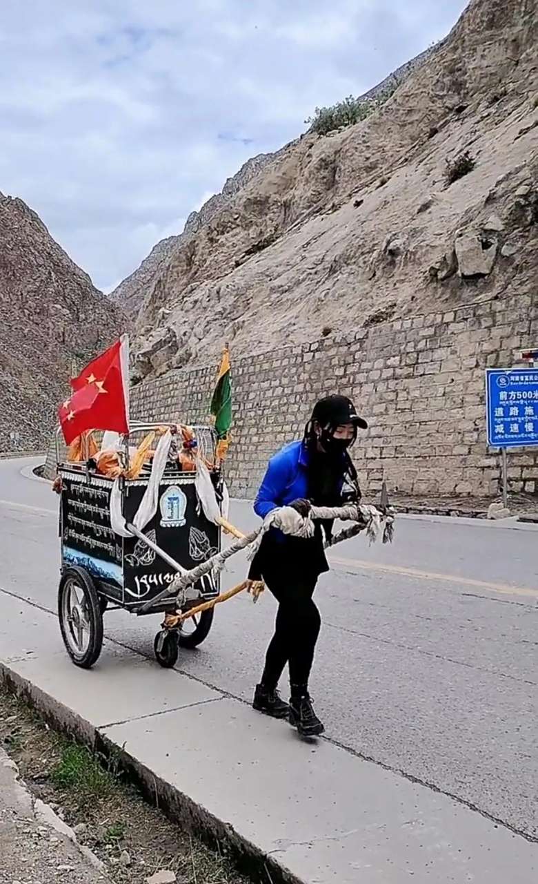 我的天拉个婴儿车就去徒步了?